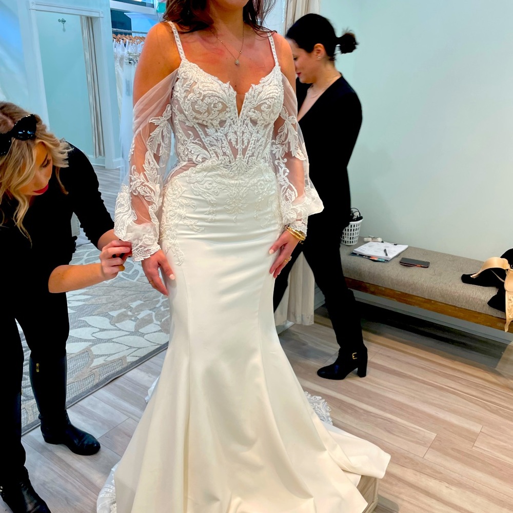 Designer wedding gown never worn.  Daughter wanted a different dress no return!!